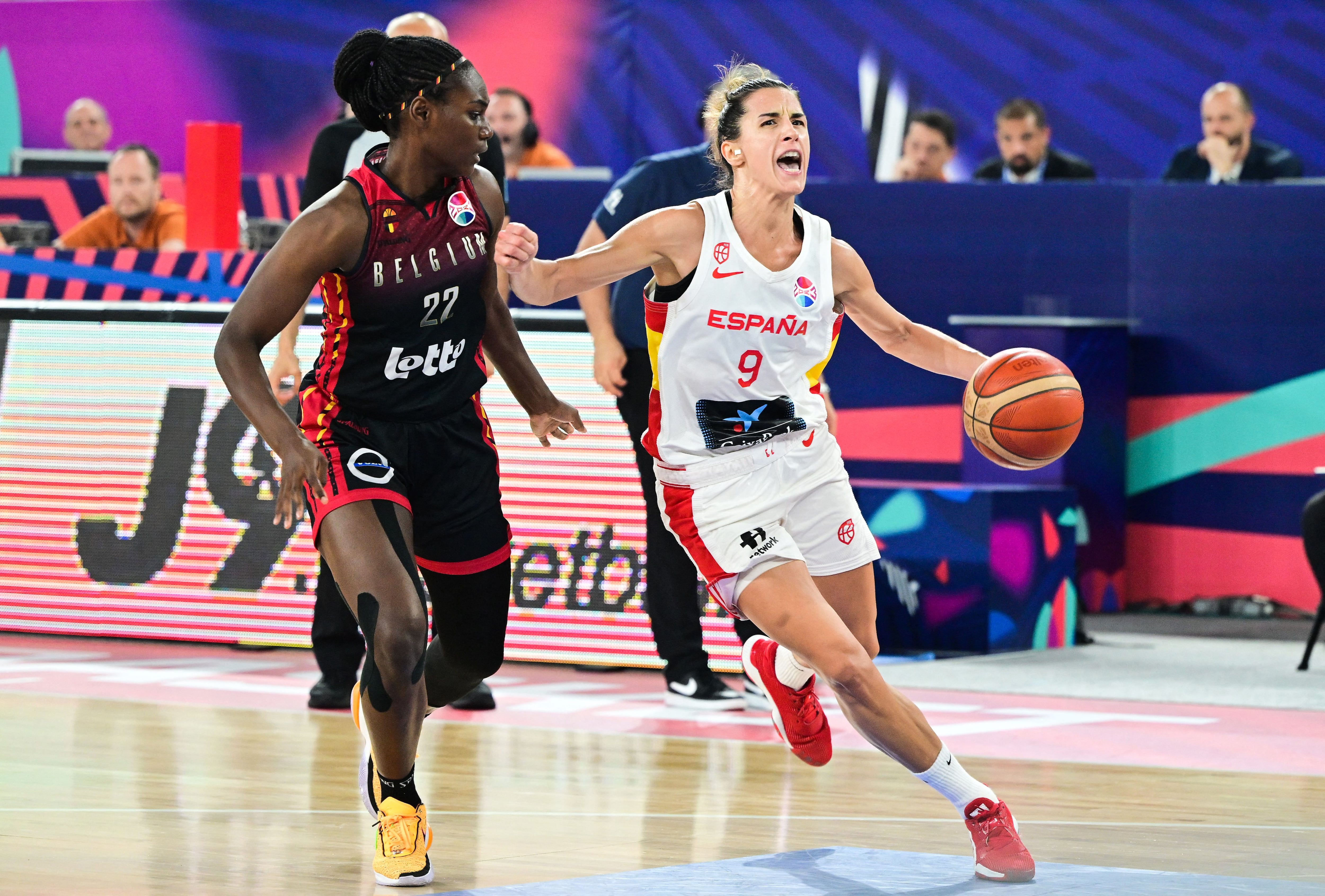 Queralt Casas pelea la posesión con Bethy Mununga durante la final del Eurobasket Femenino 2023