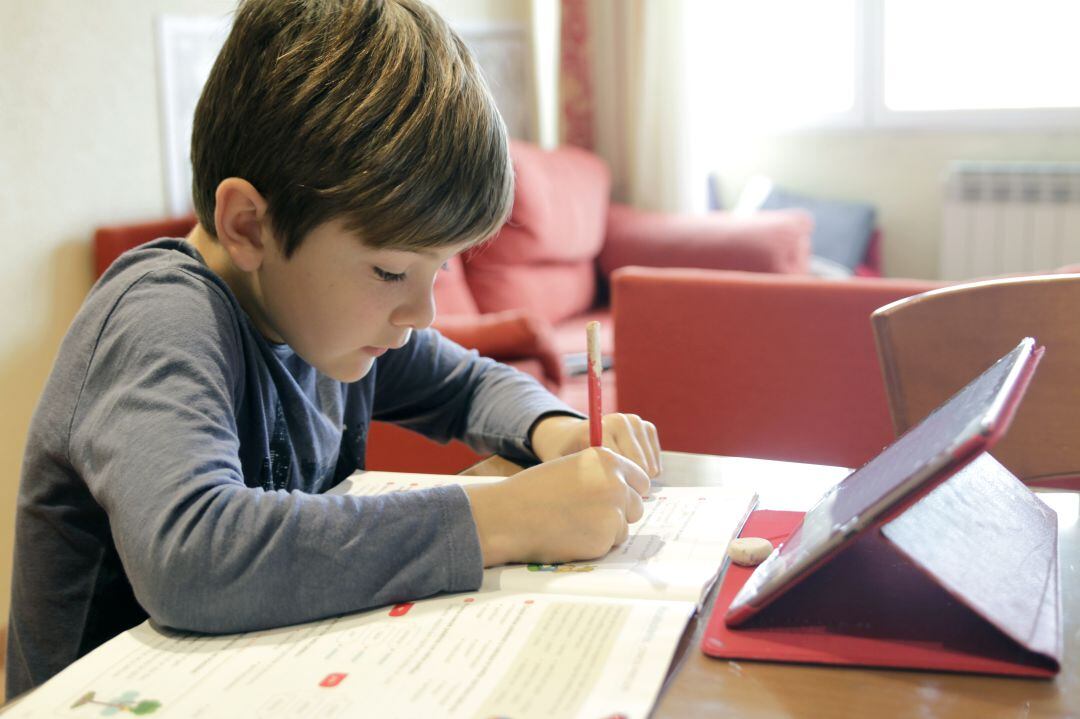 Asociaciones de padres piden dos semanas de clase online