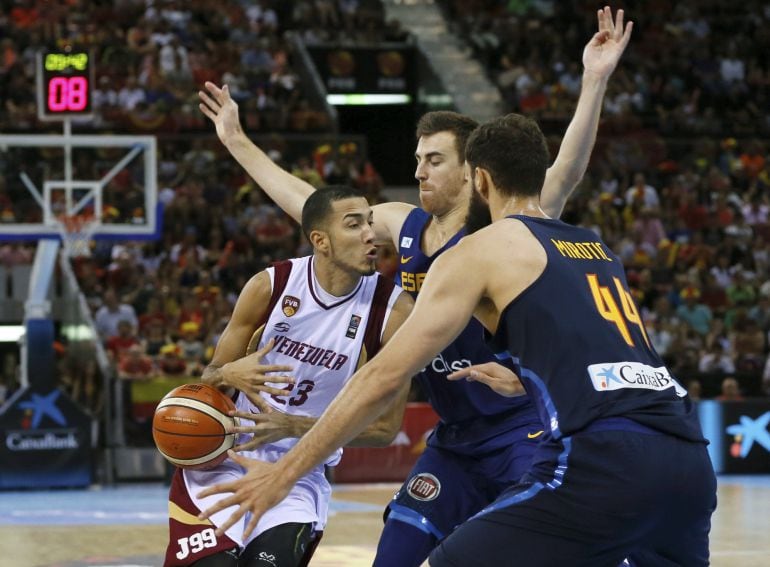 El alero de la selección venezolana de baloncesto Anthony Pérez trata de superar a Víctor Claver y Nikola Mirotic, ambos de España, durante el partido amistoso preparatorio para las Olimpiadas de Río de Janeiro.