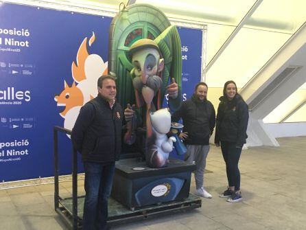 Representantes de la Comisión fallera de la Falla Grabador Esteve-Cirílo Amorós