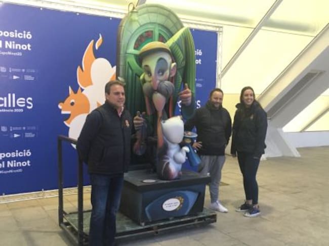 Representantes de la Comisión fallera de la Falla Grabador Esteve-Cirílo Amorós