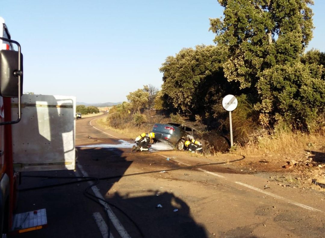 Agentes de Bomberos actúan en el lugar del accidente