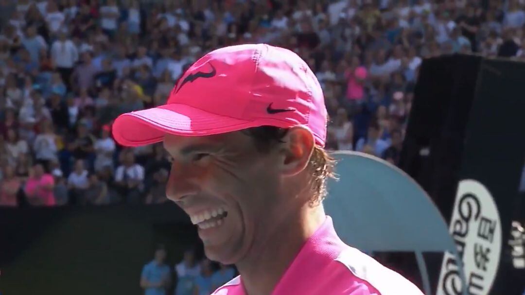 Rafa Nadal durante la entrevista a pie de pista con Jim Courier.