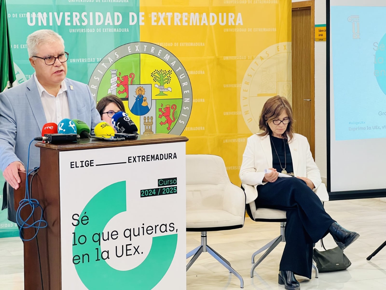 El Rector de la UEx, Pedro Fernández, durante su intervención, junto a la vicerrectora de Estudiantes, Empleo y Movilidad, Alicia González y la vicerrectora de Planificación Académica, Mercedes Rico. Fuente: Universidad de Extremadura.