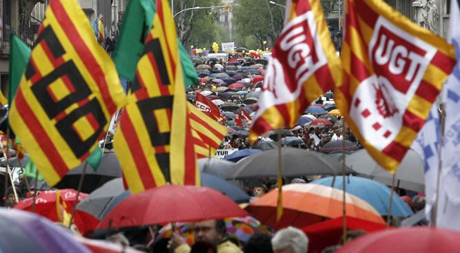 Vista de la manifestación en la que miles de ciudadanos han salido a la calle en el centro de Barcelona para protestar contra los recortes y las políticas de austeridad.
