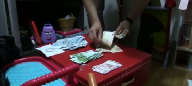 Un agent compta els diners en efectiu intervinguts el grup