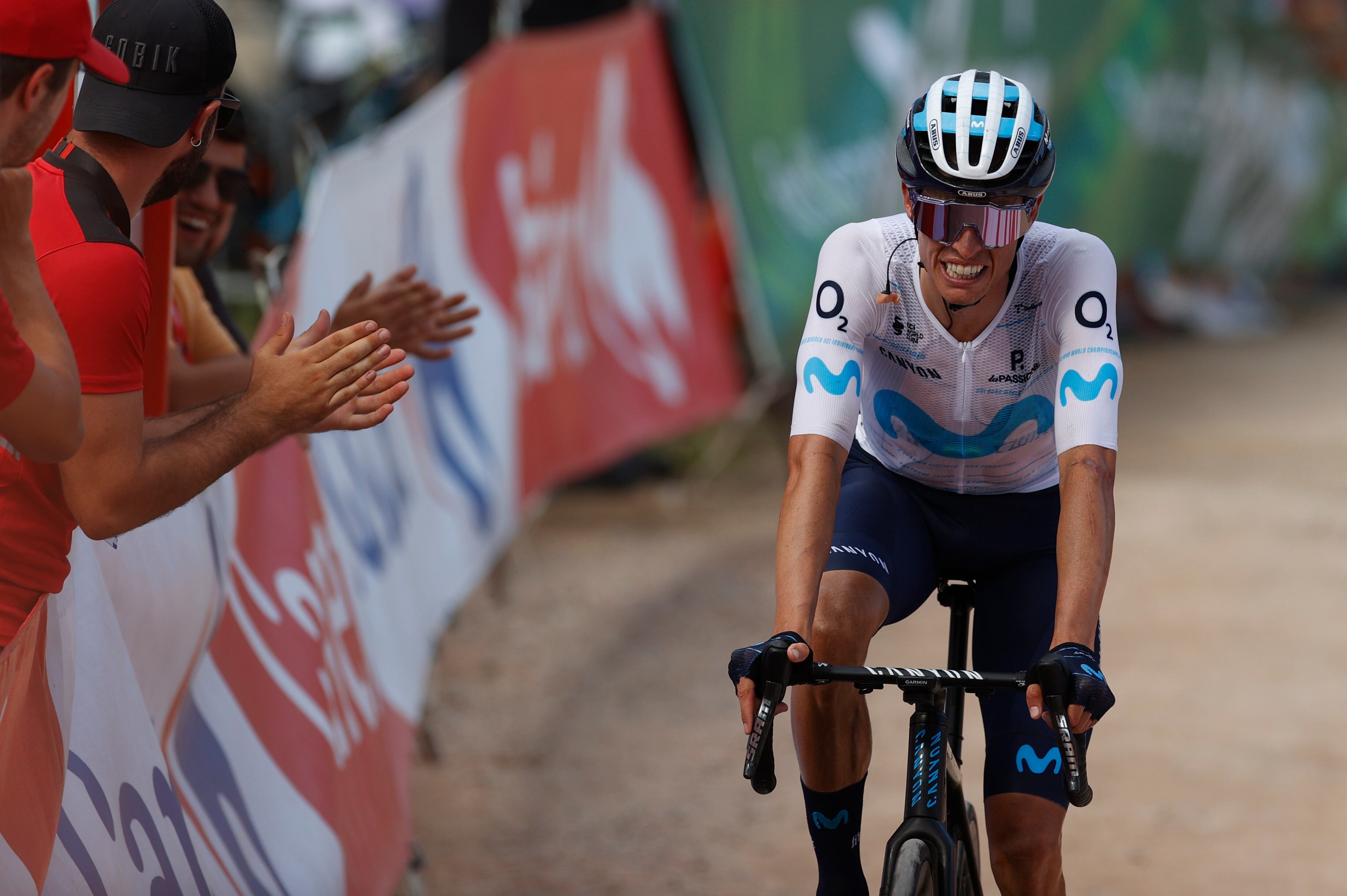 LES PRAERES (ASTURIAS), 28/08/2022.- El ciclista español Enric Mas (MoviStar) llega a meta tras la novena etapa de La Vuelta Ciclista a España, disputada este domingo entre las localidades asturianas de Villaviciosa y Les Praeres, Nava (171,4 km.). EFE/Javier Lizón