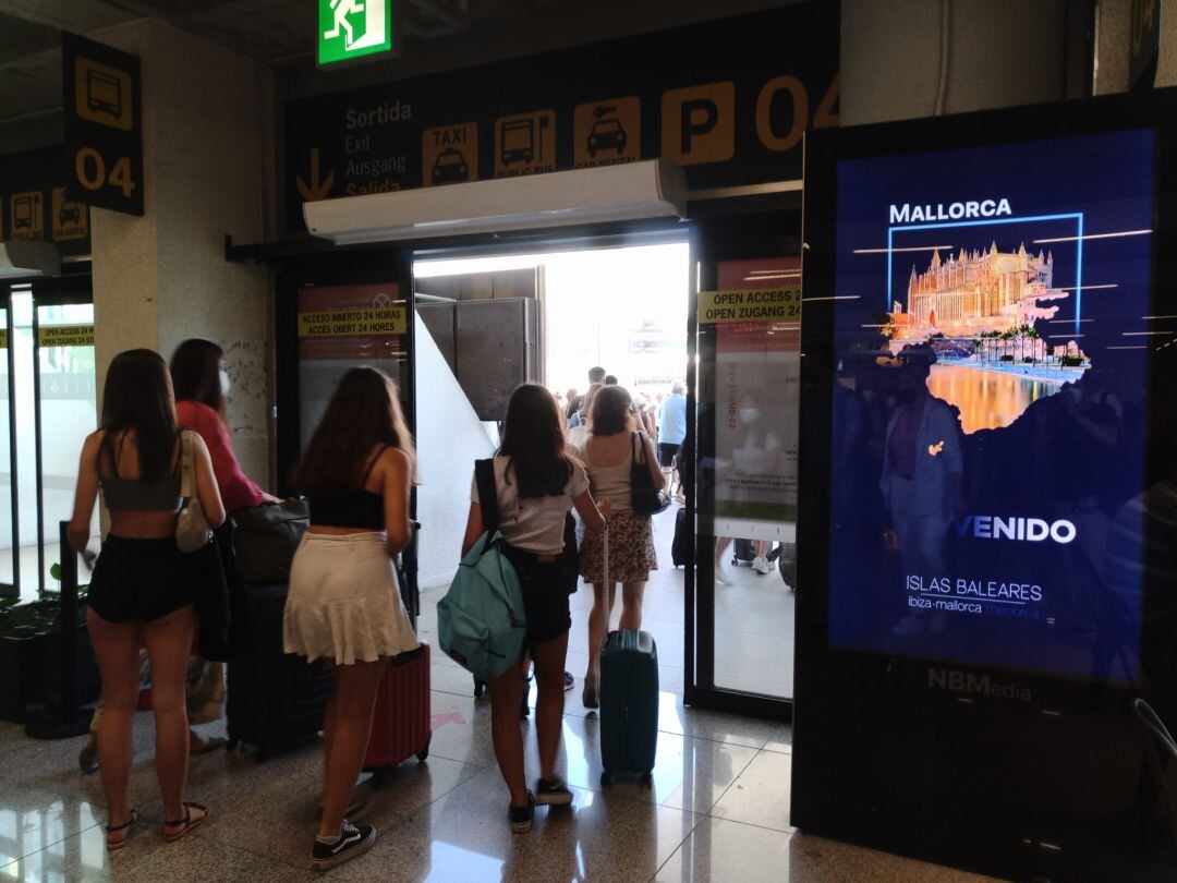 Visitantes llegan a Son Sant Joan.