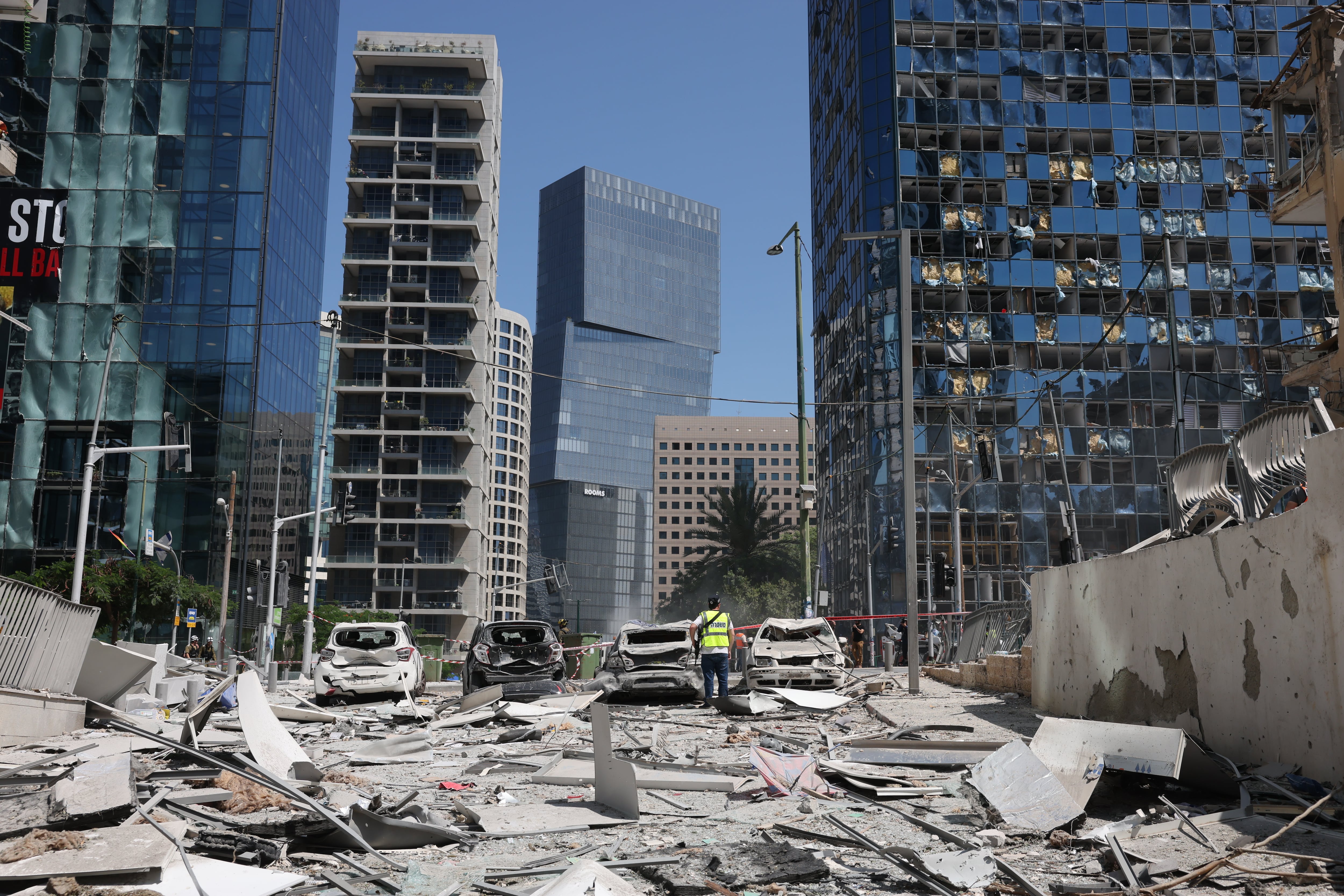 Consecuencias de un ataque iraní con misiles en un área residencial de Ramat Gan, en el centro de Israel.