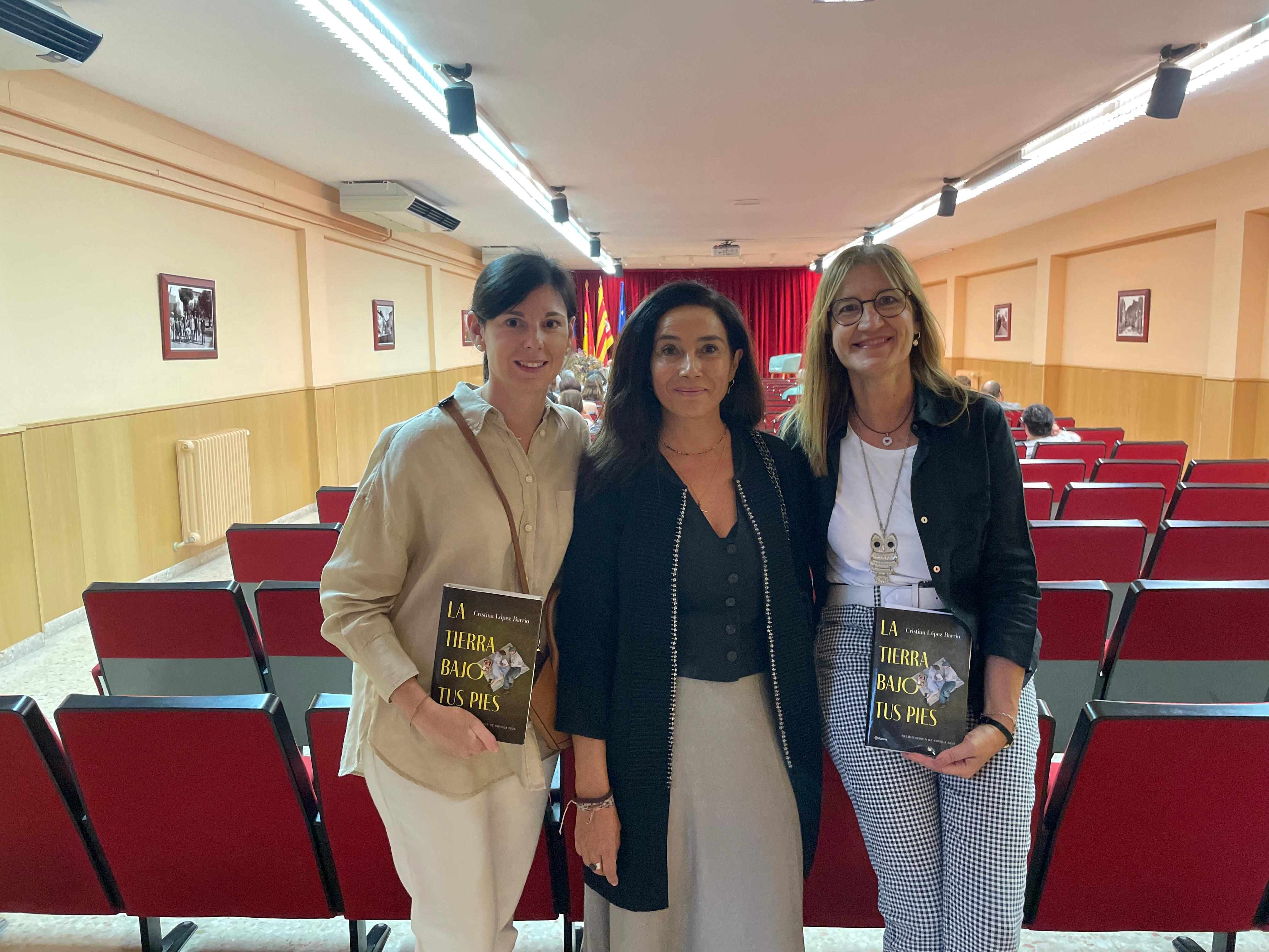 Katia Hernández, Cristina López y Olga Asensio tras la celebración del grupo de lectura. Foto: Ayuntamiento de Monzón