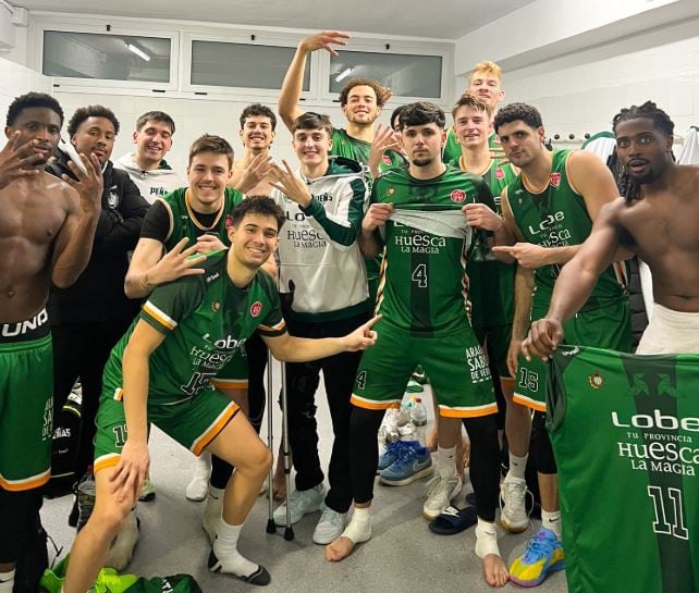 El CB Peñas celebra la victoria en la pista de Mataró