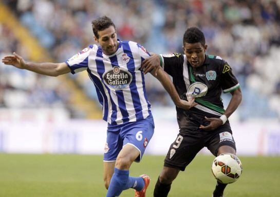 José Rodríguez busca el balón ante Héldon Ramos