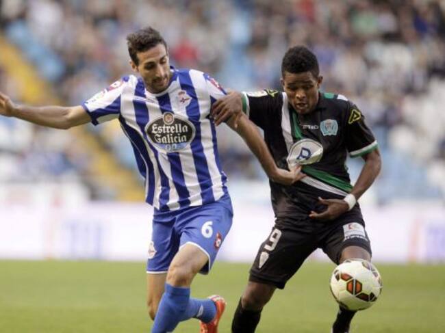 José Rodríguez busca el balón ante Héldon Ramos