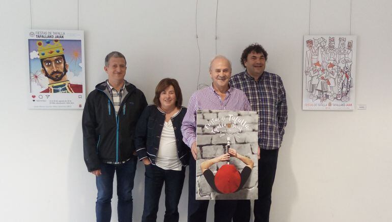 Parte del jurado posando con el cartel ganador y los otros dos finalistas
