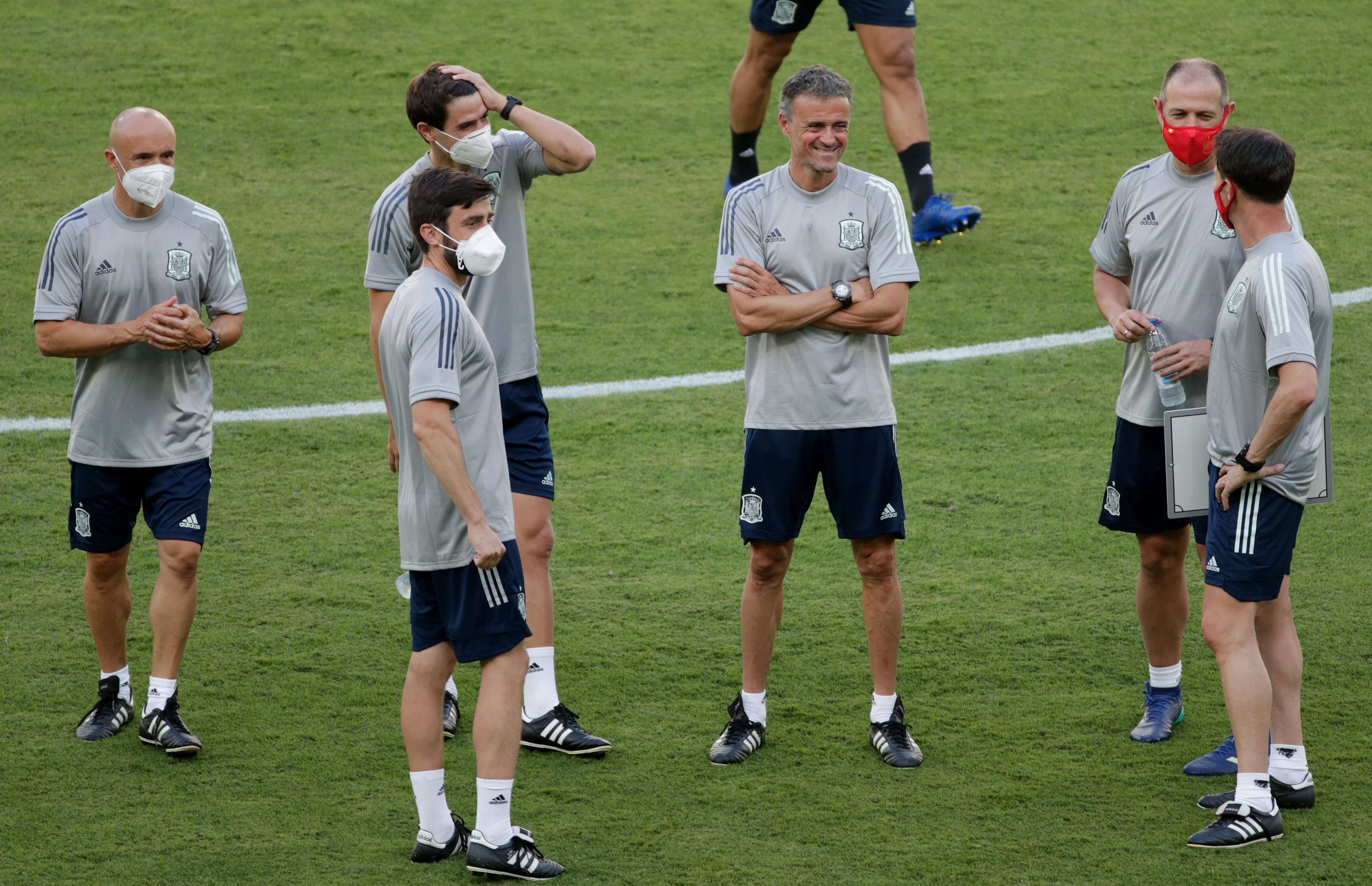 Luis Enrique y su &#039;staff&#039; en un partido en el Estadio La Cartuja