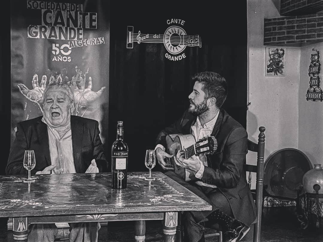 El cantaor Antonio Madreles acompañado por el guitarrista Fran de Algeciras en la Sociedad del Cante Grande de Algeciras.