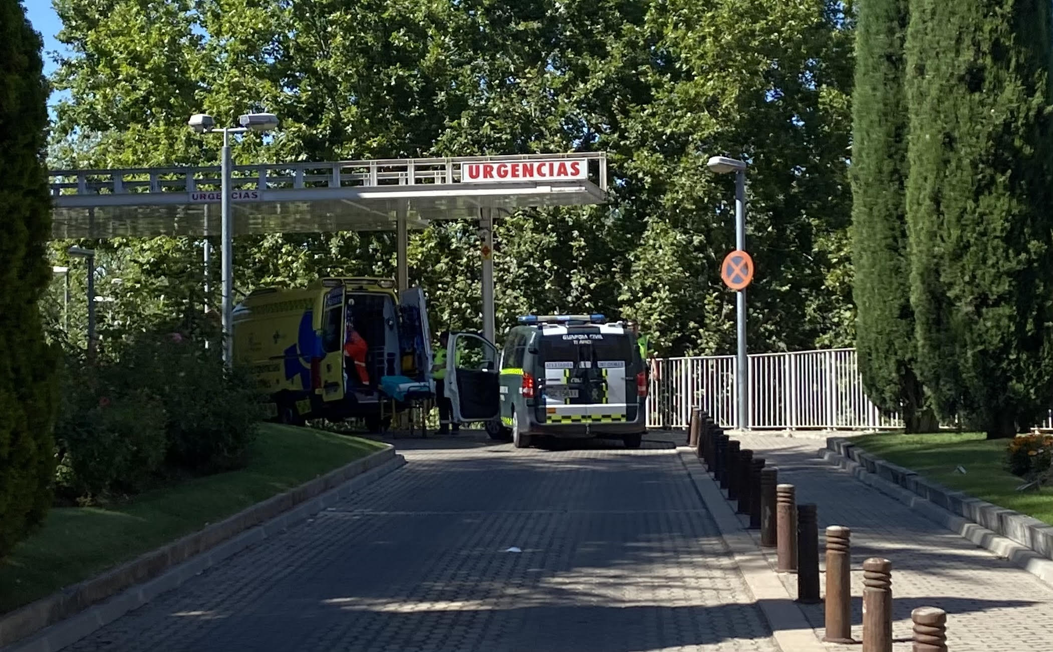 Ambulancia y Guardia Civil, en el hospital Santos Reyes