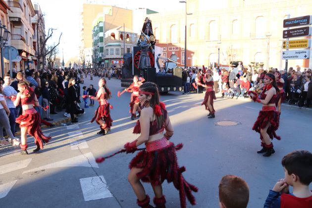 'El trono es nuestro', comparsa con carroza vencedora en el desfile de carnaval de Manzanares (Ciudad Real)