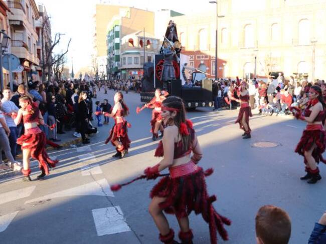 'El trono es nuestro', comparsa con carroza vencedora en el desfile de carnaval de Manzanares (Ciudad Real)