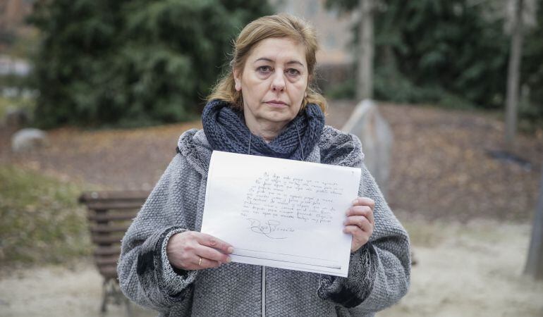 La madre de Diego sostiene la carta que el niño escribió antes de tirarse por la ventana