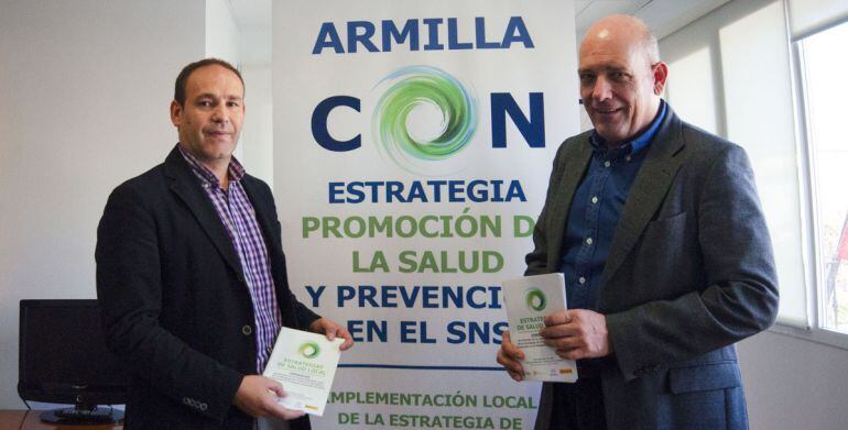 El alcalde de Armilla, Gerardo Sánchez, y el concejal de Personal, Sergio Baena, dan a conocer en plan local de salud