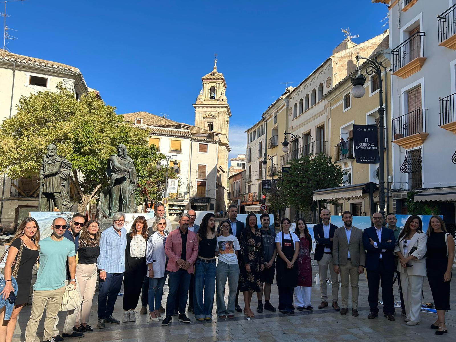 Imagen de grupo en la Plaza del Arco de Caravaca de la Cruz, con motivo de los actos por el Día Mundial del Turismo 2024.