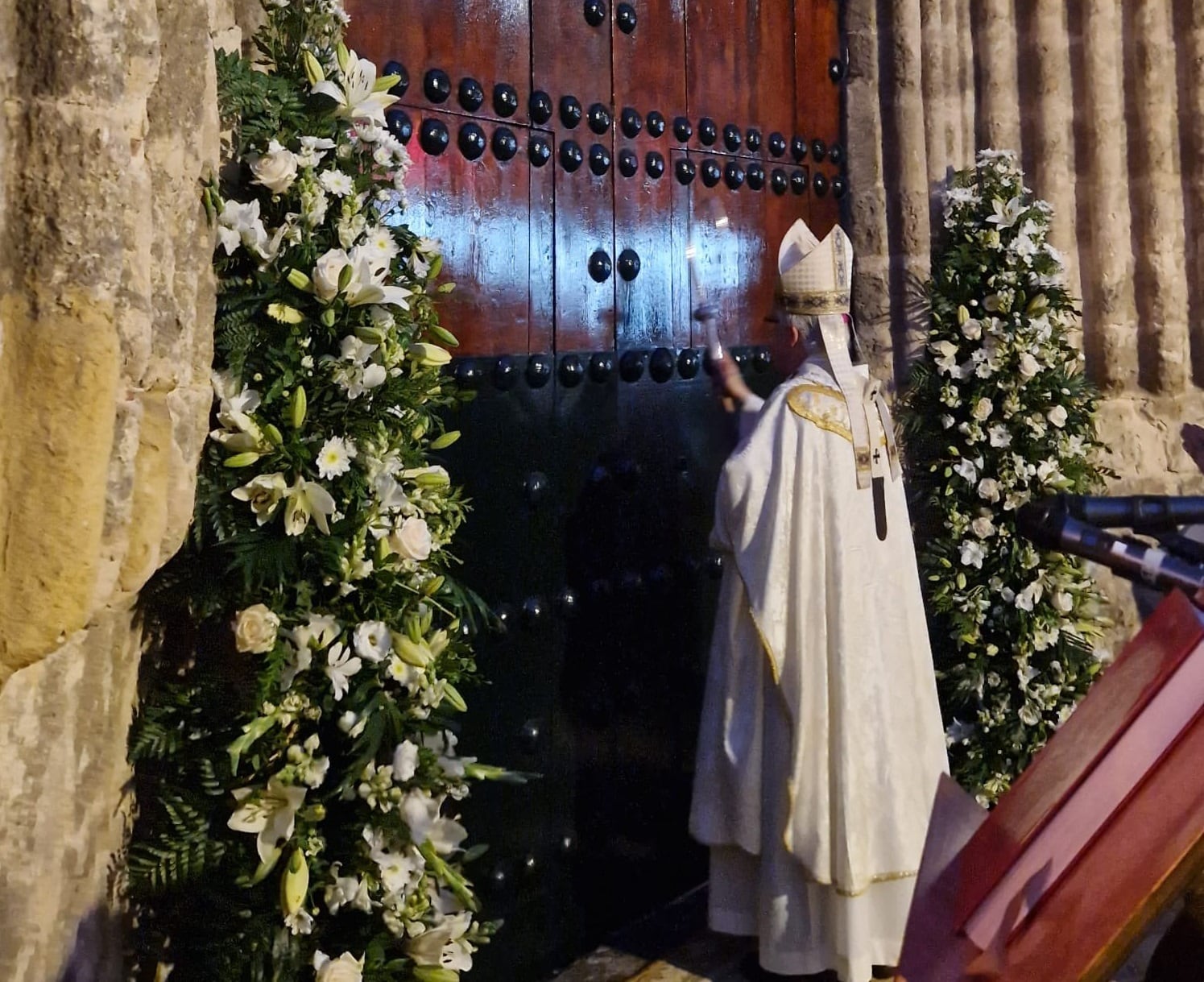 El arzobispo de Sevilla, José Ángel Saiz Meneses, procede a la apertura en San Julián de la Puerta Santa del Año Jubilar de La Hiniesta