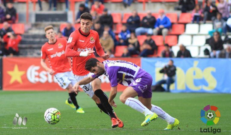 Naranjo condueix una pilota en el partit contra el Valladolid.
