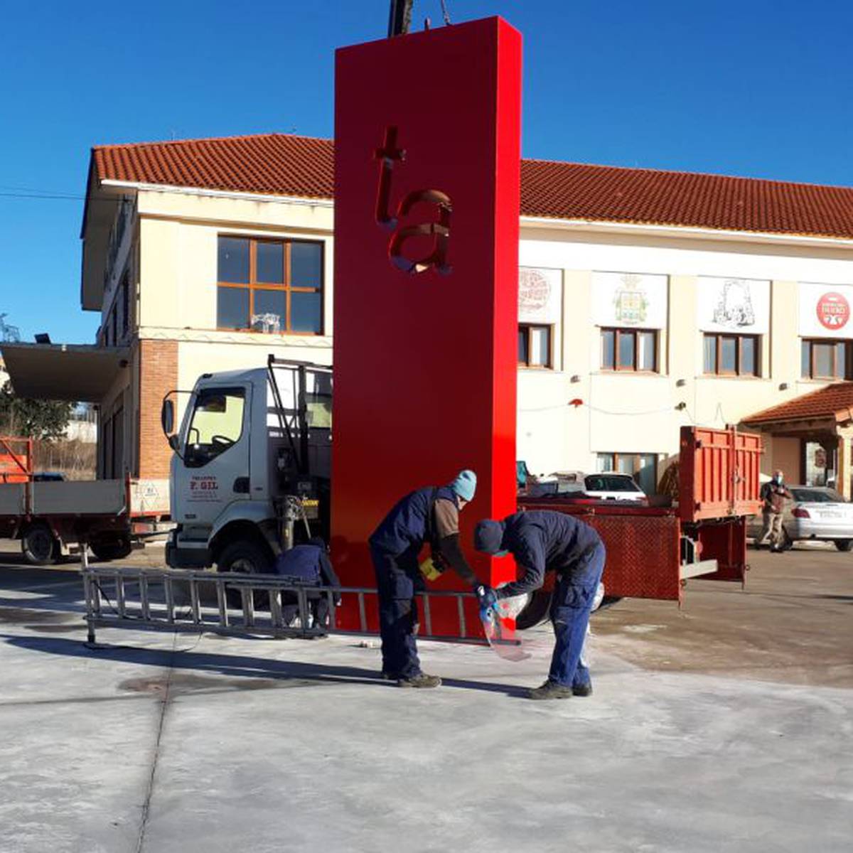 Escultura de Delso en la explanada de la bodega