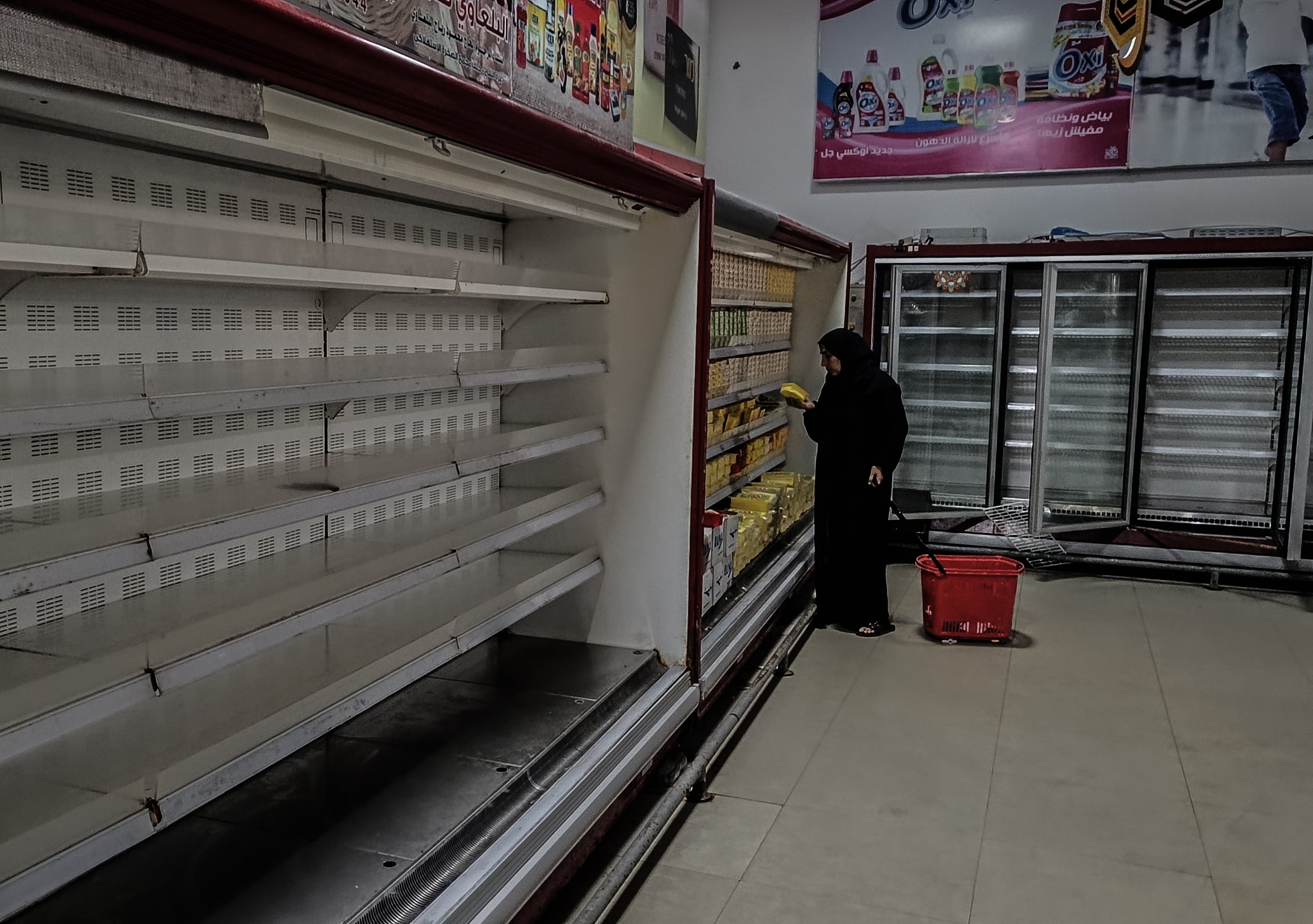 Vista del interior de un supermercado de Gaza con estanterías completamente vacías