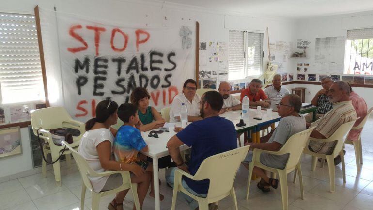 Los vecinos del Llano se reunieron esta semana con miembros de Podemos y con el investigador José Matías Peñas.