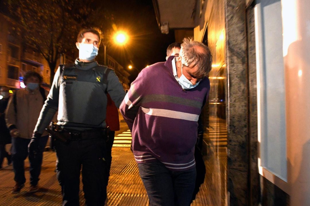 El hombre detenido por agredir supuestamente a la jueza titular del Juzgado de Primera Instancia e Instrucción de Santa María la Real de Nieva (Segovia), que se encuentra ingresada en el Hospital General de la capital, como consecuencia de las heridas causadas con un destornillador en varias partes de su cuerpo, es conducido por agentes de la Guardia Civil, por segunda vez, esta tarde, a declarar al Juzgado de Primera Instancia e Instrucción, número 5, de la capital.