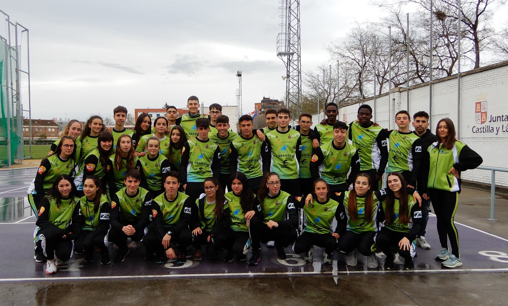 Los integrantes de los equipos masculino y femenino del Atletismo Aranda presentes en el Campeonato Autonómico en Valladolid