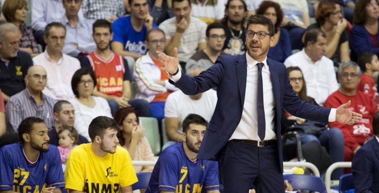 GRA197.MURCIA, 08/11/2015.- El entrenador de UCAM Murcia, el griego Fotis Katsikaris protesta a los arbitros, hoy durante el encuentro de la quinta jornada de la Liga Endesa que ha enfrentado a UCAM Murcia y Dominion Bilbao Basket, en el Palacio de los Deportes de Murcia.EFE/Marcial Guillén