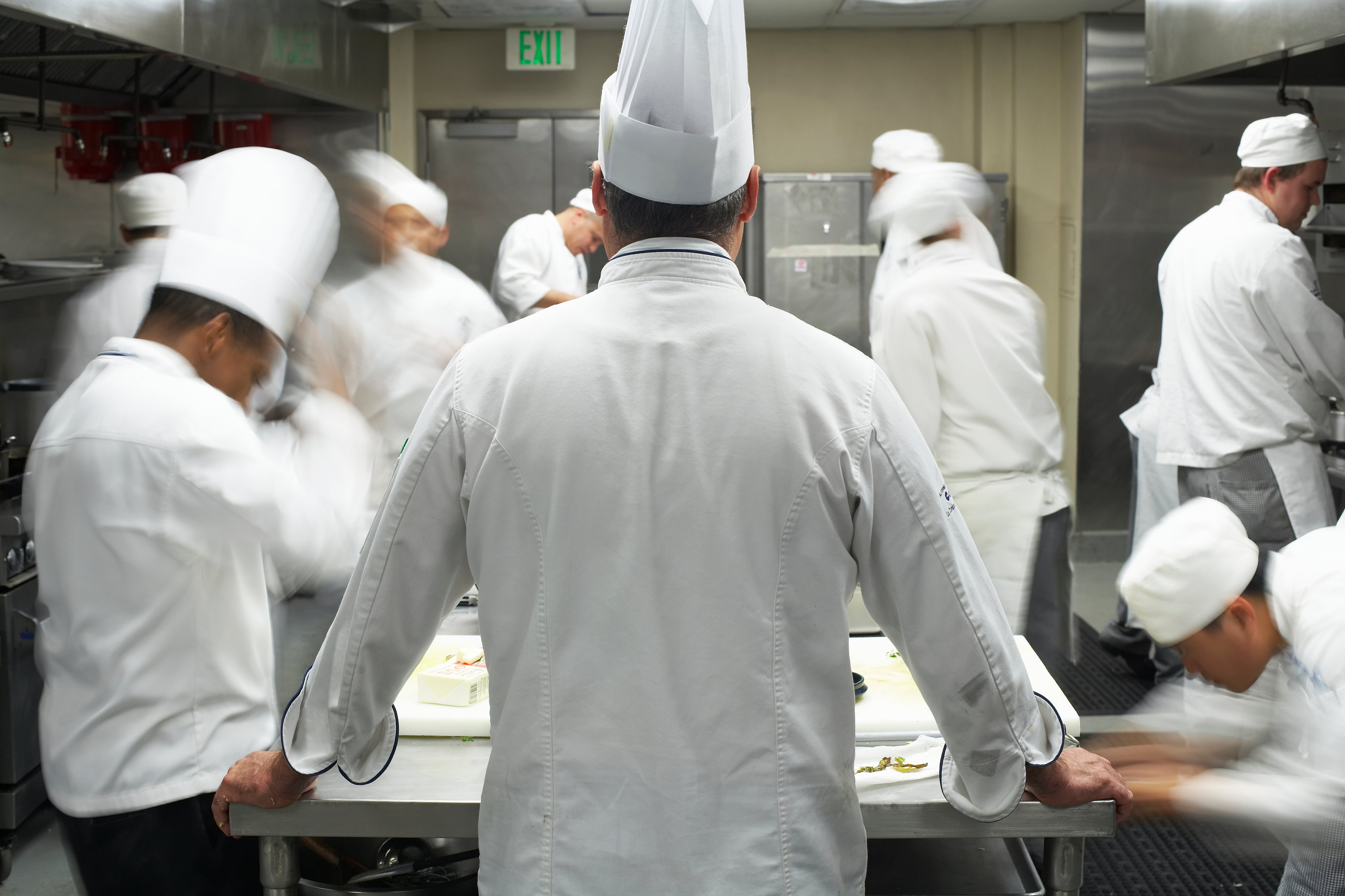 Un grupo de cocineros, preparándose para el servicio.