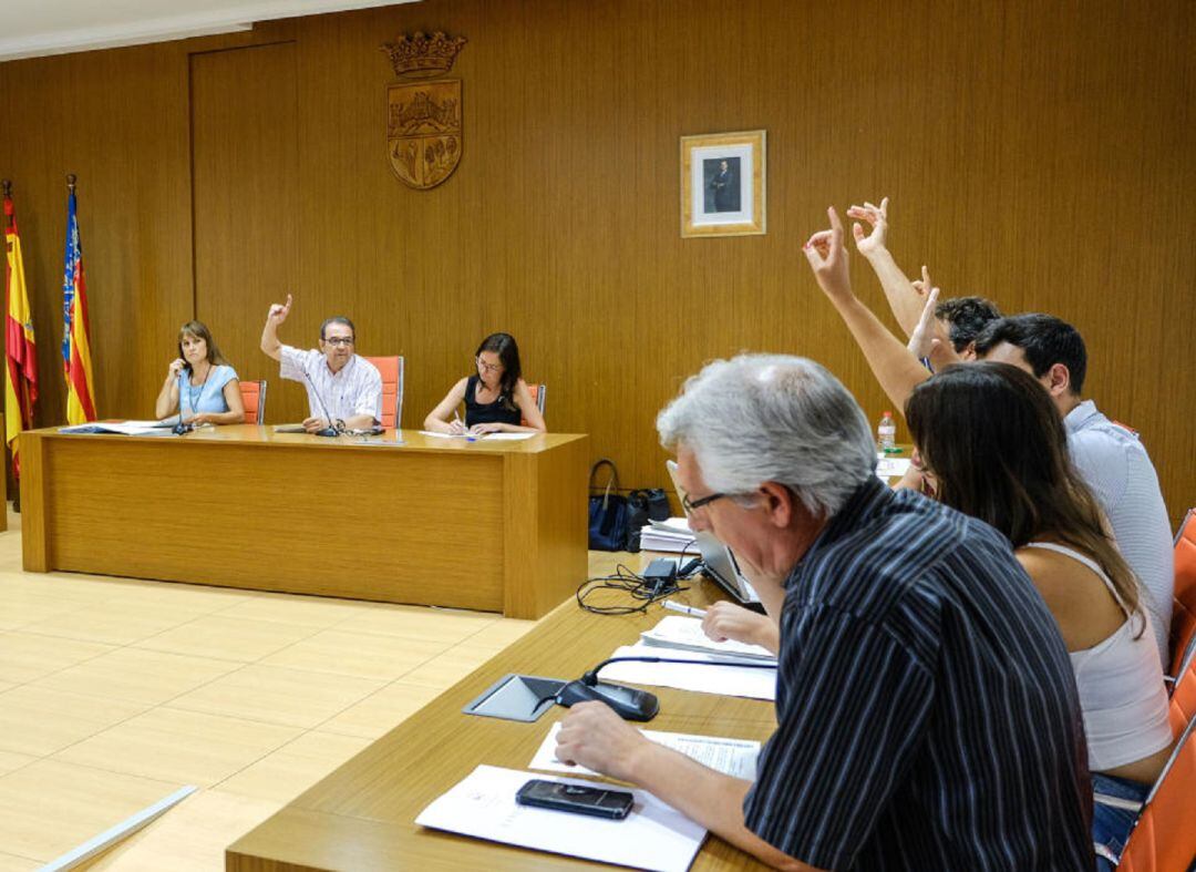 Máximo Gil, en primer lugar en la bancada socialista del pleno municipal de Sax 