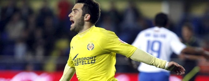 El delantero italiano del Villarreal Giuseppe Rossi celebra su gol, primero de su equipo, durante el partido, correspondiente a la trigésimo segunda jornada de Liga de Primera División, que Villarreal y Real Zaragoza disputan esta noche en el estadio de E