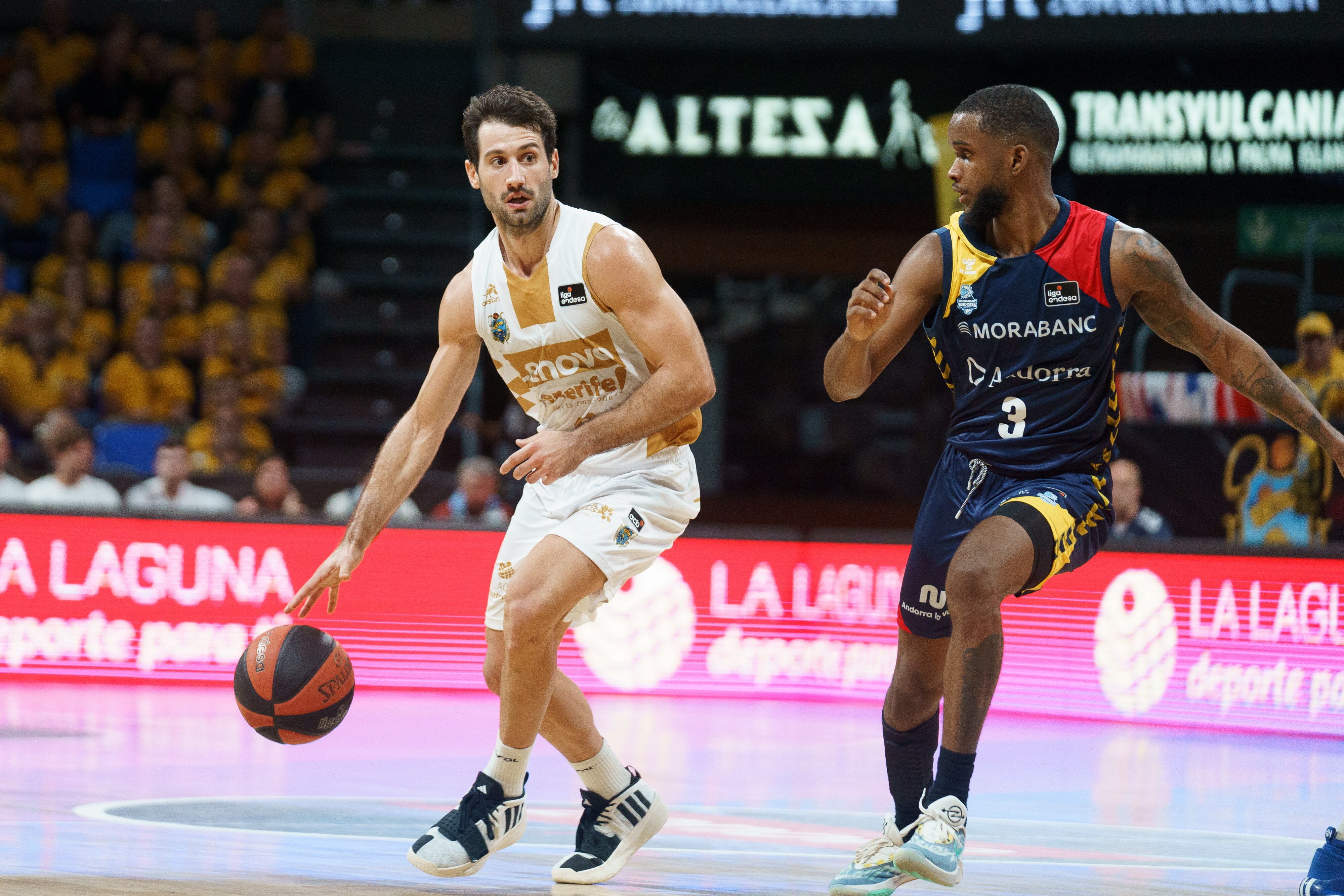 El base del Lenovo Tenerife Bruno Fitipaldo (i) davant el base del BC MoraBanc Andorra Jean Montero (d) al partit de la vuitena jornada de la Lliga Endesa que tots dos equips han disputat aquest dissabte al pavelló Santiago Martín de La Laguna.