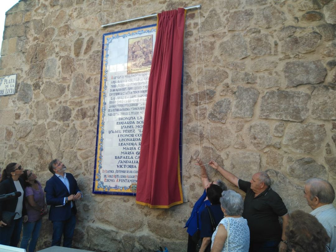 Momento en el que se descubre la placa con los nombres de las 12 mujeres &quot;benéficas&quot; de Plasencia