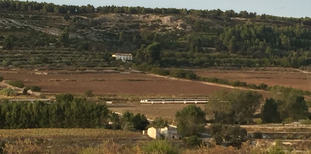 El tren de la línea Alcoi-Xàtiva circulando por Alfafara.
