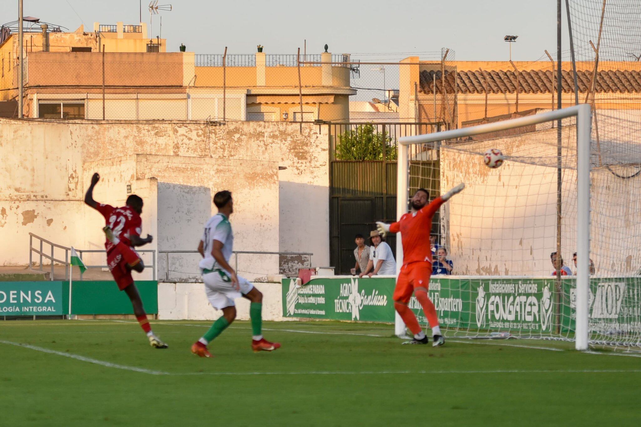 Gol de Armengol frente al Atlético Sanluqueño