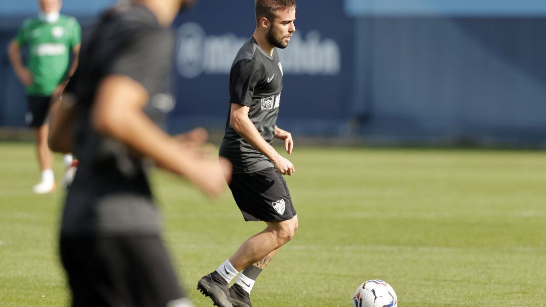 Ismael Casas conduce el balón en el entrenamiento del jueves