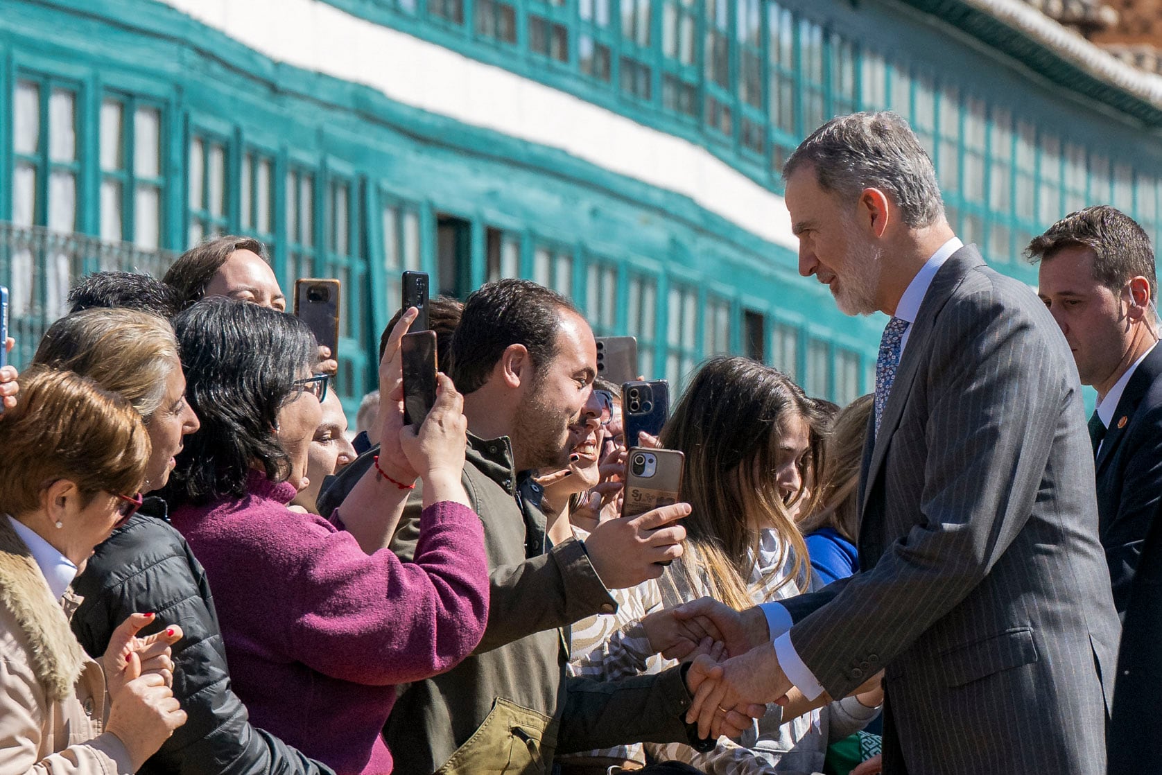 ALMAGRO (CIUDAD REAL), 27/03/2025.- El rey Felipe VI saluda a las personas que se han congregado para la inauguración este jueves, coincidiendo con la celebración del Día Mundial del Teatro, del nuevo Museo Nacional de Artes Escénicas (MNAE), que tiene su sede en el histórico Palacio de los Maestres de Calatrava, en la ciudad de Almagro (Ciudad Real) y que dedica sus colecciones no solo al teatro, sino también a la música, la danza y el circo. EFE/Jesús Monroy