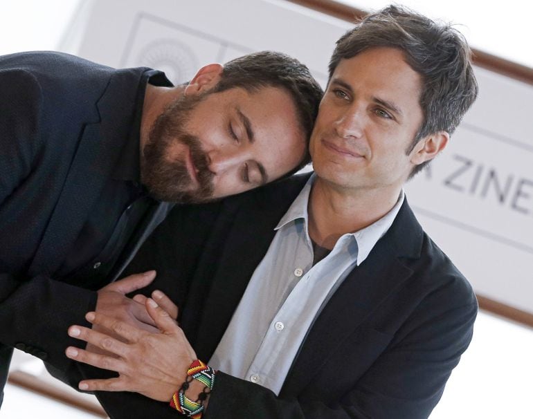 El director chileno Pablo Larraín (i) y el actor Gael García Bernal durante la presentación de la película &quot;Neruda&quot;, que se proyecta en la sección Perlas de la 64 edición del Festival Internacional de Cine de San Sebastián. 