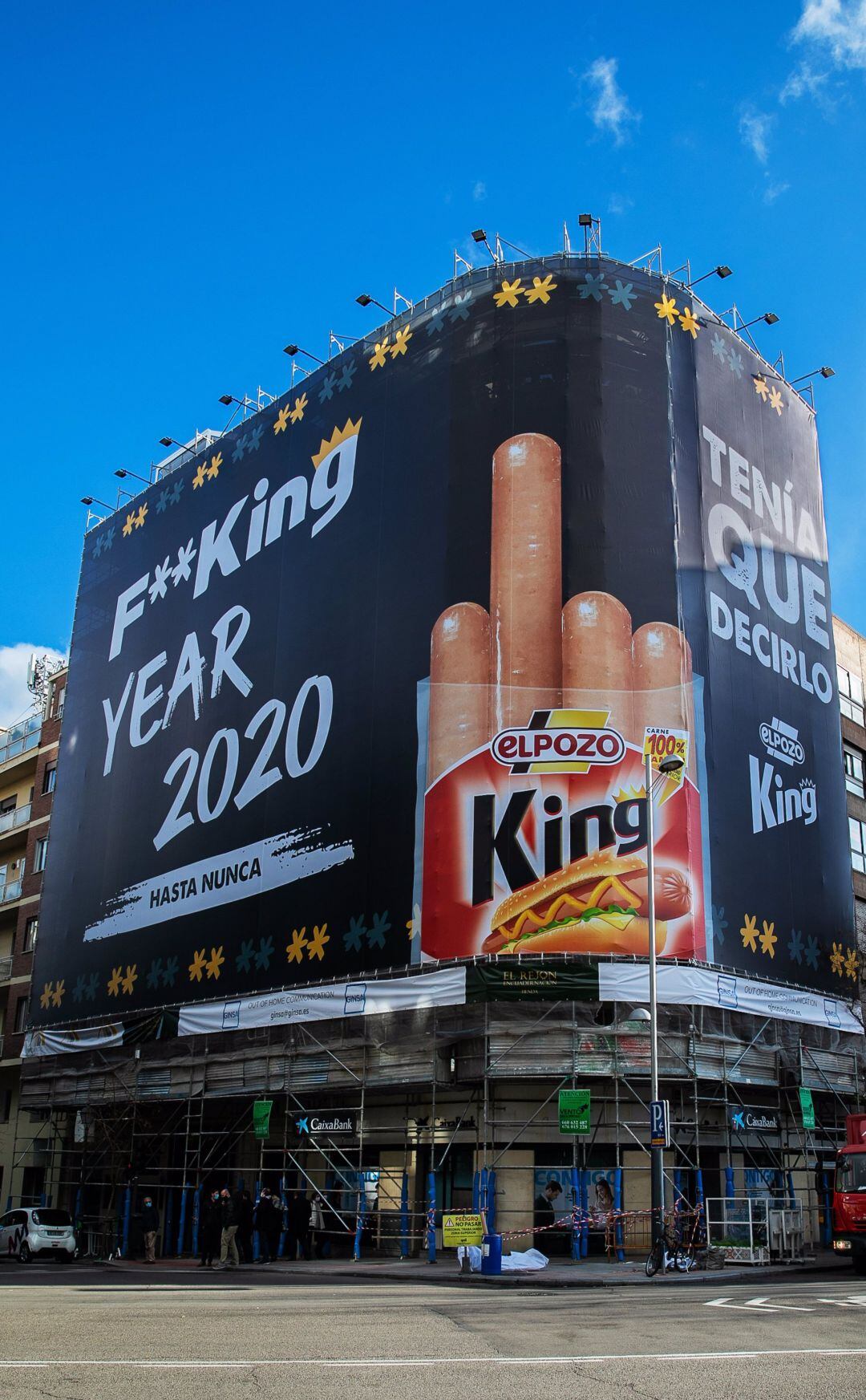 Imagen de la iniciativa de Elpozo KING con el mensaje de despedida del año desplegado en una céntrica calle de Madrid