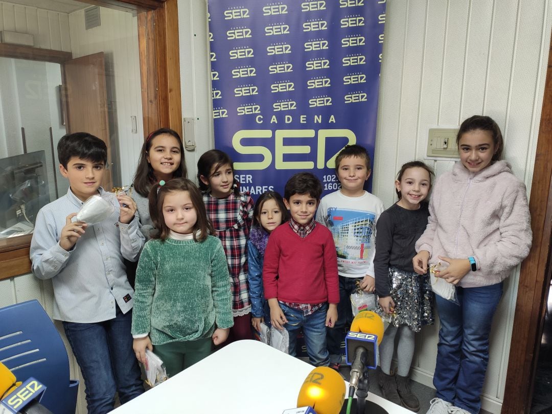 Niños y niñas en Radio Linares el día de Reyes