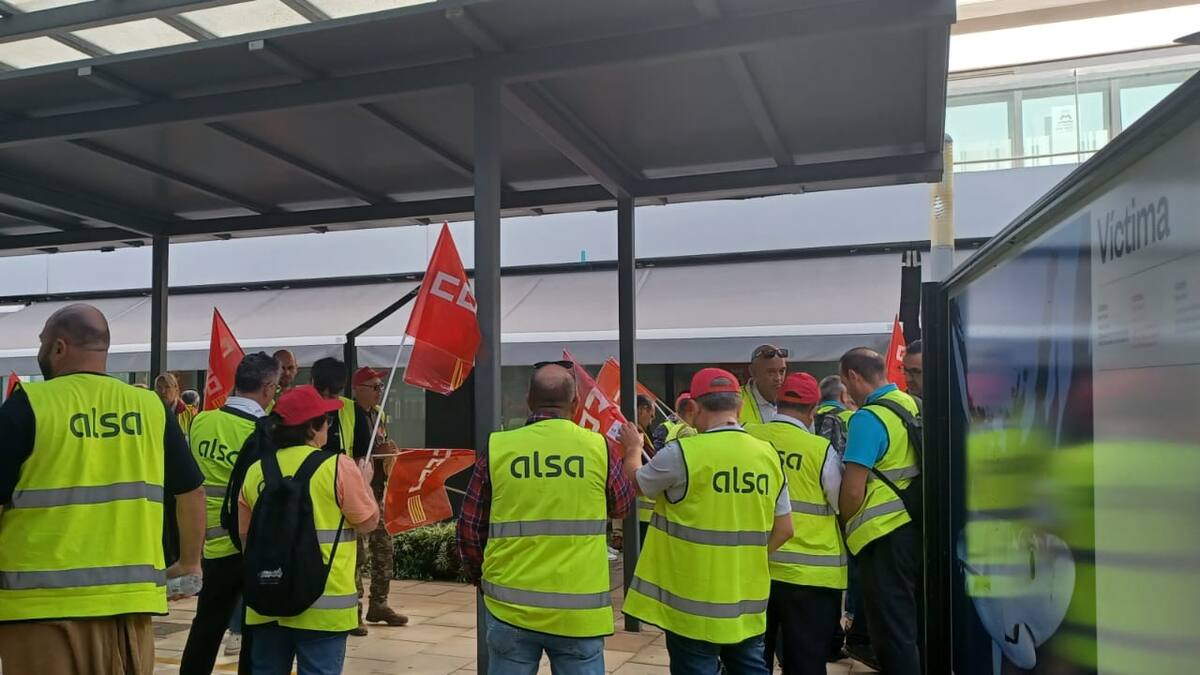 Huelga de conductores de autobús en Ibiza: retrasos en algunas rutas y la Policía disuelve un piquete junto a la estación del Cetis