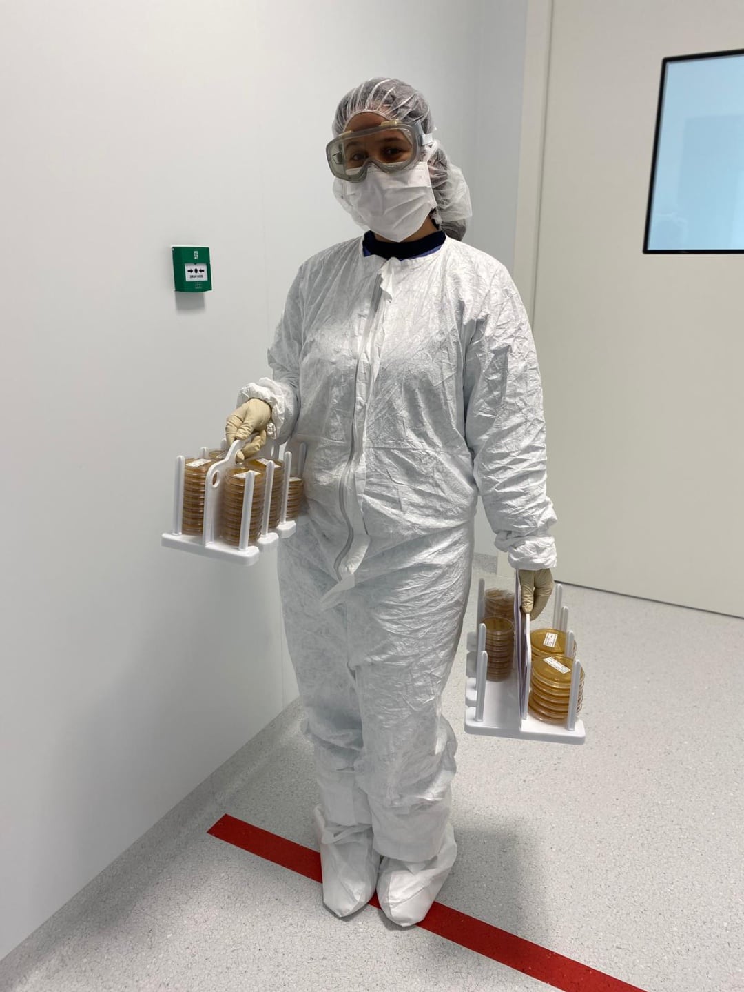 La microbióloga eldense, en su lugar de trabajo