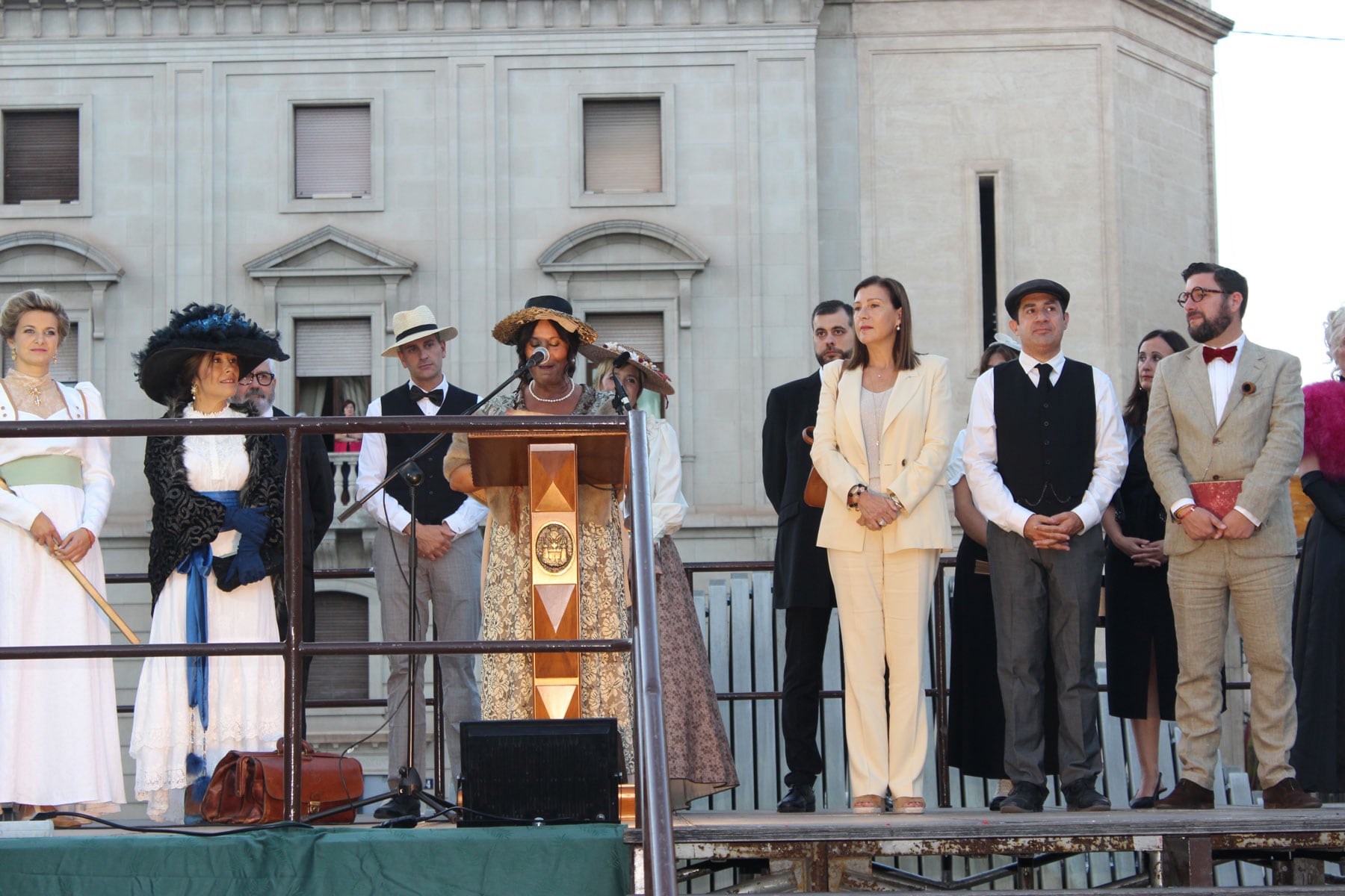 Un instante del pregón de la periodista Amalia Garrigós, acompañada por las autoridades y el personaje de Virginia Soler representado por Jenny Ramírez