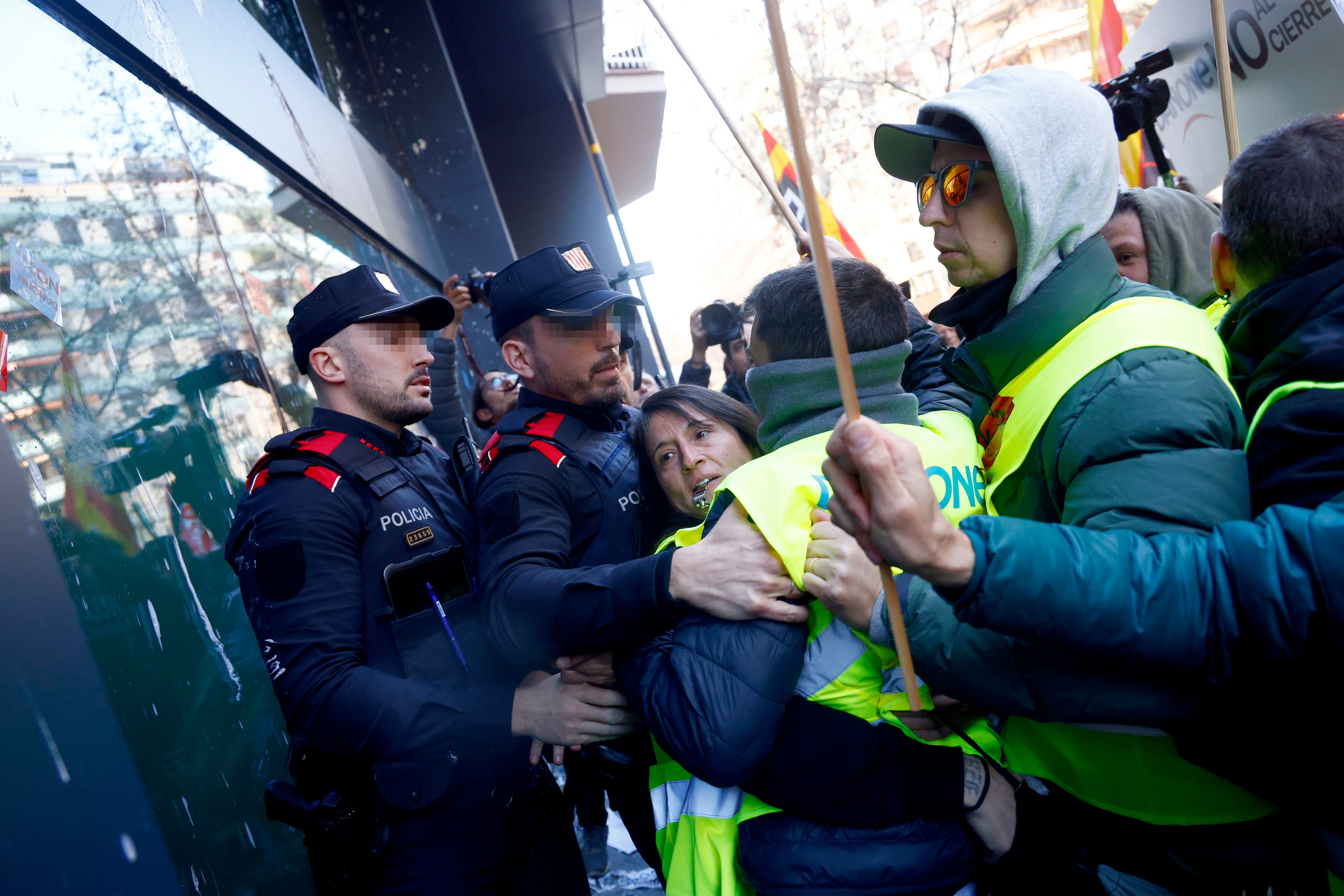 La plantilla de Danone en Parets del Vallès (Barcelona) se manifiesta ante la sede de la compañía en Barcelona el cierre de su planta, anunciada el mes pasado, en la que trabajan 157 personas de las 2.000 que emplea este grupo en toda España. EFE/Quique García